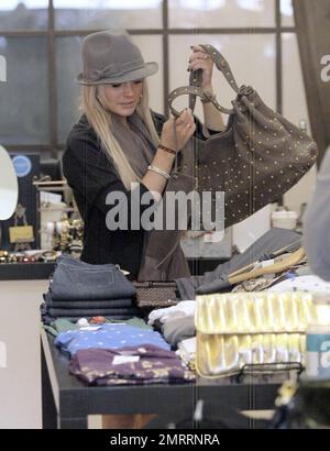 Lindsay Lohan recherche une certaine harmonie dans sa vie. L'actrice qui est de retour au travail a pris un peu de temps pour magasiner à la boutique de vêtements Harmony Lane à Beverly Hills, en Californie 11/1/07. Tous Banque D'Images