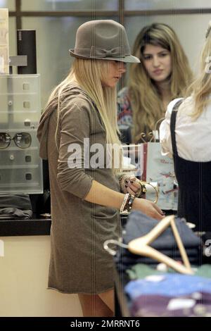 Lindsay Lohan recherche une certaine harmonie dans sa vie. L'actrice qui est de retour au travail a pris un peu de temps pour magasiner à la boutique de vêtements Harmony Lane à Beverly Hills, en Californie 11/1/07. Tous Banque D'Images