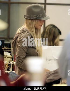 Lindsay Lohan recherche une certaine harmonie dans sa vie. L'actrice qui est de retour au travail a pris un peu de temps pour magasiner à la boutique de vêtements Harmony Lane à Beverly Hills, en Californie 11/1/07. Tous Banque D'Images