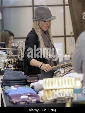 Lindsay Lohan recherche une certaine harmonie dans sa vie. L'actrice qui est de retour au travail a pris un peu de temps pour magasiner à la boutique de vêtements Harmony Lane à Beverly Hills, en Californie 11/1/07. Tous Banque D'Images