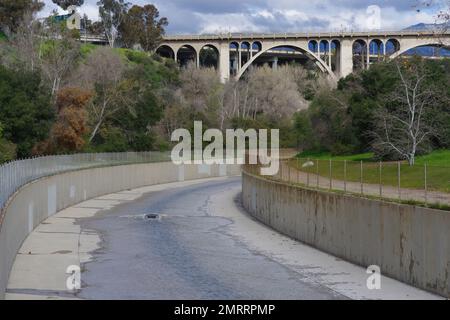 Le canal Arroyo Seco et le pont Colorado Street Bridge à Pasadena ont été montrés après plusieurs pluies d'hiver en Californie. Banque D'Images