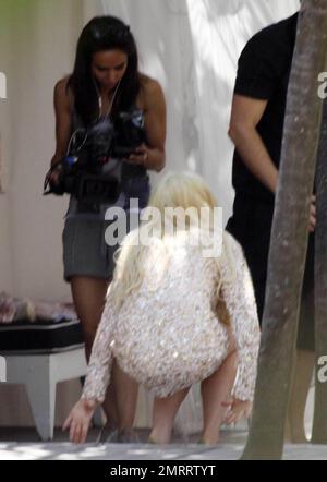 Lindsay Lohan a quelques changements de garde-robe car elle fait une séance photo sur le toit et à côté de la piscine d'un hôtel de Miami Beach pour Plum TV. Le tournage de Lohan est d'aller à côté d'une interview pour le spectacle qui doit sortir sur 15 juin, la veille des rapports disent que Lohan devra se rendre aux autorités. Miami Beach, FL 5/21/11 Banque D'Images