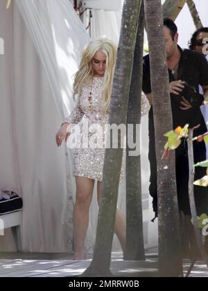 Lindsay Lohan a quelques changements de garde-robe car elle fait une séance photo sur le toit et à côté de la piscine d'un hôtel de Miami Beach pour Plum TV. Le tournage de Lohan est d'aller à côté d'une interview pour le spectacle qui doit sortir sur 15 juin, la veille des rapports disent que Lohan devra se rendre aux autorités. Miami Beach, FL 5/21/11 Banque D'Images