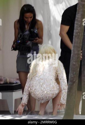 Lindsay Lohan a quelques changements de garde-robe car elle fait une séance photo sur le toit et à côté de la piscine d'un hôtel de Miami Beach pour Plum TV. Le tournage de Lohan est d'aller à côté d'une interview pour le spectacle qui doit sortir sur 15 juin, la veille des rapports disent que Lohan devra se rendre aux autorités. Miami Beach, FL 5/21/11 Banque D'Images