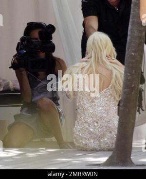 Lindsay Lohan a quelques changements de garde-robe car elle fait une séance photo sur le toit et à côté de la piscine d'un hôtel de Miami Beach pour Plum TV. Le tournage de Lohan est d'aller à côté d'une interview pour le spectacle qui doit sortir sur 15 juin, la veille des rapports disent que Lohan devra se rendre aux autorités. Miami Beach, FL 5/21/11 Banque D'Images