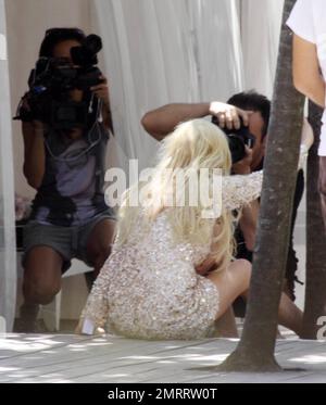 Lindsay Lohan a quelques changements de garde-robe car elle fait une séance photo sur le toit et à côté de la piscine d'un hôtel de Miami Beach pour Plum TV. Le tournage de Lohan est d'aller à côté d'une interview pour le spectacle qui doit sortir sur 15 juin, la veille des rapports disent que Lohan devra se rendre aux autorités. Miami Beach, FL 5/21/11 Banque D'Images