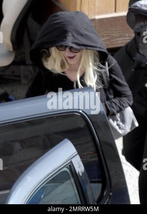 EXCLUSIF !! Portant un sweat à capuche noir, l'actrice Lindsay Lohan quitte le bureau DU coroner DU comté DE LA après avoir terminé la première journée complète de son service communautaire ordonné par la cour pendant 120 heures. Hier, Lindsay est arrivé en retard et a été considéré comme un no-show et s'est retourné parce que l'arrivée rapide est mandantoire. Elle travaillerait deux quarts de travail par semaine jusqu'à sa prochaine date de cour à 2 novembre. Los Angeles, Californie. 21st octobre 2011. Banque D'Images