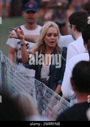 EXCLUSIF !! Dans une paire de shorts en denim de coupure et une actrice en tissu écossais, Lindsay Lohan, obstrue l'entrée de la zone VIP en essayant de sortir dans le mauvais sens. La sécurité a fait son retour et sa sortie au bon point. Indio, Californie 04/17/11. Banque D'Images