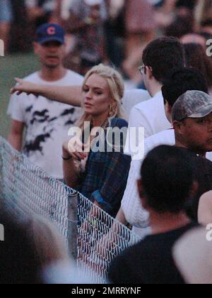 EXCLUSIF !! Dans une paire de shorts en denim de coupure et une actrice en tissu écossais, Lindsay Lohan, obstrue l'entrée de la zone VIP en essayant de sortir dans le mauvais sens. La sécurité a fait son retour et sa sortie au bon point. Indio, Californie 04/17/11. Banque D'Images