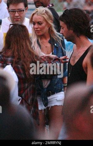 EXCLUSIF !! Dans une paire de shorts en denim de coupure et une actrice en tissu écossais, Lindsay Lohan, obstrue l'entrée de la zone VIP en essayant de sortir dans le mauvais sens. La sécurité a fait son retour et sa sortie au bon point. Indio, Californie 04/17/11. Banque D'Images