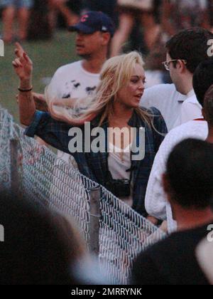 EXCLUSIF !! Dans une paire de shorts en denim de coupure et une actrice en tissu écossais, Lindsay Lohan, obstrue l'entrée de la zone VIP en essayant de sortir dans le mauvais sens. La sécurité a fait son retour et sa sortie au bon point. Indio, Californie 04/17/11. Banque D'Images