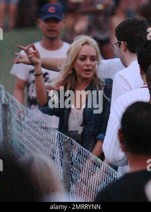 EXCLUSIF !! Dans une paire de shorts en denim de coupure et une actrice en tissu écossais, Lindsay Lohan, obstrue l'entrée de la zone VIP en essayant de sortir dans le mauvais sens. La sécurité a fait son retour et sa sortie au bon point. Indio, Californie 04/17/11. Banque D'Images