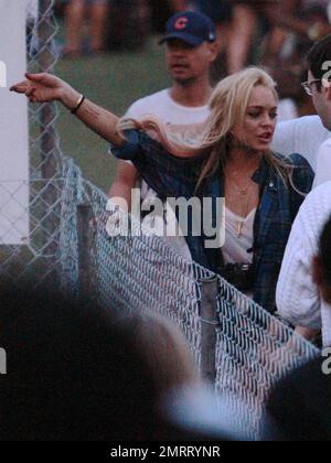 EXCLUSIF !! Dans une paire de shorts en denim de coupure et une actrice en tissu écossais, Lindsay Lohan, obstrue l'entrée de la zone VIP en essayant de sortir dans le mauvais sens. La sécurité a fait son retour et sa sortie au bon point. Indio, Californie 04/17/11. Banque D'Images