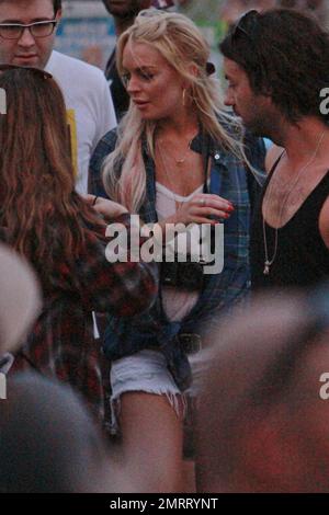 EXCLUSIF !! Dans une paire de shorts en denim de coupure et une actrice en tissu écossais, Lindsay Lohan, obstrue l'entrée de la zone VIP en essayant de sortir dans le mauvais sens. La sécurité a fait son retour et sa sortie au bon point. Indio, Californie 04/17/11. Banque D'Images