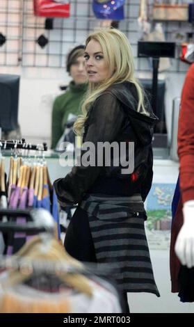 Lindsay Lohan a vu faire du shopping de Noël sur le boulevard branché Robertson. Elle a fait des achats à Alice et Olivia, puis a marché jusqu'à Kitson avant de partir. Los Angeles, Californie. 12/5/07. Banque D'Images