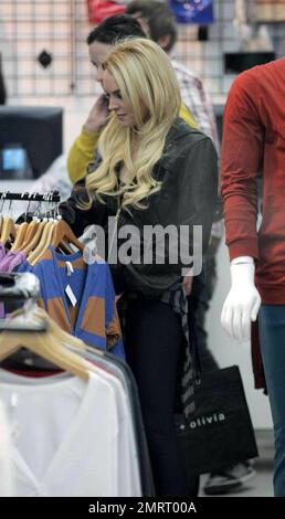 Lindsay Lohan a vu faire du shopping de Noël sur le boulevard branché Robertson. Elle a fait des achats à Alice et Olivia, puis a marché jusqu'à Kitson avant de partir. Los Angeles, Californie. 12/5/07. Banque D'Images