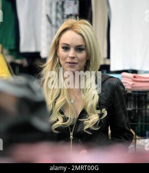 Lindsay Lohan a vu faire du shopping de Noël sur le boulevard branché Robertson. Elle a fait des achats à Alice et Olivia, puis a marché jusqu'à Kitson avant de partir. Los Angeles, Californie. 12/5/07. Banque D'Images