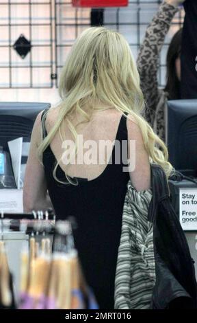 Lindsay Lohan a vu faire du shopping de Noël sur le boulevard branché Robertson. Elle a fait des achats à Alice et Olivia, puis a marché jusqu'à Kitson avant de partir. Los Angeles, Californie. 12/5/07. Banque D'Images