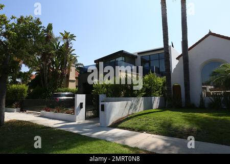 Lindsey Vann, la course de ski alpin olympique, a récemment acheté une propriété de $3,55 millions de personnes à Los Angeles, en Californie. Cette maison de style contemporain de 4 018 mètres carrés comprend quatre chambres, cinq salles de bains et une entrée Zen avec des éléments aquatiques tranquilles. Il y a aussi une cuisine italienne élégante, un parquet en chêne de sept pouces, des plafonds suspendus décoratifs et plusieurs cheminées. Avec un balcon privé et une aire de divertissement dans l'arrière-cour avec piscine et spa, cette maison semble être l'endroit parfait pour Lindsey pour commencer frais après sa rupture avec Tiger Woods, et pour se détendre comme elle récupère d'une jambe inj Banque D'Images