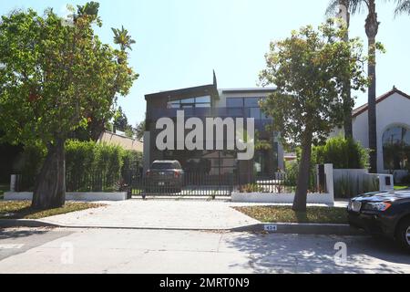 Lindsey Vann, la course de ski alpin olympique, a récemment acheté une propriété de $3,55 millions de personnes à Los Angeles, en Californie. Cette maison de style contemporain de 4 018 mètres carrés comprend quatre chambres, cinq salles de bains et une entrée Zen avec des éléments aquatiques tranquilles. Il y a aussi une cuisine italienne élégante, un parquet en chêne de sept pouces, des plafonds suspendus décoratifs et plusieurs cheminées. Avec un balcon privé et une aire de divertissement dans l'arrière-cour avec piscine et spa, cette maison semble être l'endroit parfait pour Lindsey pour commencer frais après sa rupture avec Tiger Woods, et pour se détendre comme elle récupère d'une jambe inj Banque D'Images