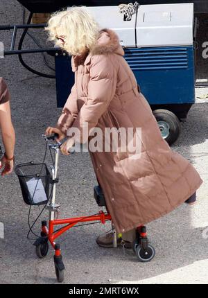 Ben Stiller et Blythe Danner filment des scènes pour le dernier film de la série « Meet the parents », « Little Fockers ». Ben sourit pour des photos et les infirmières Blythe se blessent au pied en utilisant un petit chariot, avec des freins à main, pour se déplacer autour de l'appareil tout en portant un grand manteau pour garder au chaud. Los Angeles, Californie. 10/28/09. Banque D'Images