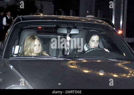 Lindsay Lohan et sa petite amie Sam Ronson quittent l'hôtel Thompson après avoir passé la soirée ensemble. Les deux ont rapidement sauté dans l'attente de Sam Porsche, évitant les photographes en attente. Lindsay a placé un post sur son blog MySpace Celebrity plus tôt cette semaine à courge des rumeurs que les deux ont cassé. Los Angeles, Californie. 12/2/08. Banque D'Images