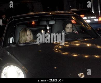 Lindsay Lohan et sa petite amie Sam Ronson quittent l'hôtel Thompson après avoir passé la soirée ensemble. Les deux ont rapidement sauté dans l'attente de Sam Porsche, évitant les photographes en attente. Lindsay a placé un post sur son blog MySpace Celebrity plus tôt cette semaine à courge des rumeurs que les deux ont cassé. Los Angeles, Californie. 12/2/08. Banque D'Images