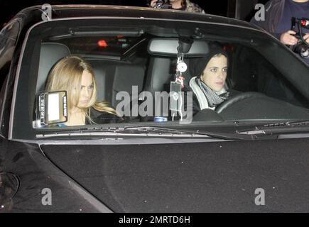 Lindsay Lohan et sa petite amie Sam Ronson quittent l'hôtel Thompson après avoir passé la soirée ensemble. Les deux ont rapidement sauté dans l'attente de Sam Porsche, évitant les photographes en attente. Lindsay a placé un post sur son blog MySpace Celebrity plus tôt cette semaine à courge des rumeurs que les deux ont cassé. Los Angeles, Californie. 12/2/08. Banque D'Images