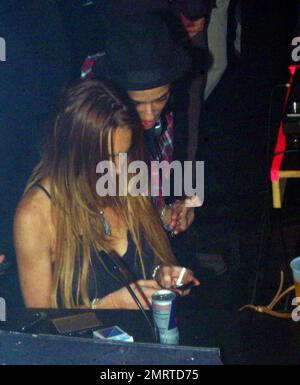 Exclusif !! Lindsay Lohan accueille le club de nuit passion Redux avec Samantha Ronson en galpe au Seminole Hard Rock Hotel and Casino. Lohan a passé beaucoup de la soirée à envoyer des SMS depuis son téléphone, à fumer et à boire. Lohan, qui aurait converti au judaïsme pour être plus proche de Ronson et de sa famille juive, portait son bracelet à cordes rouges avec d'autres bijoux et une robe noire. Fort Lauderdale, Floride. 3/7/09 Banque D'Images