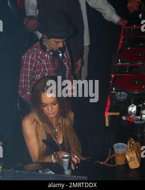 Exclusif !! Lindsay Lohan accueille le club de nuit passion Redux avec Samantha Ronson en galpe au Seminole Hard Rock Hotel and Casino. Lohan a passé beaucoup de la soirée à envoyer des SMS depuis son téléphone, à fumer et à boire. Lohan, qui aurait converti au judaïsme pour être plus proche de Ronson et de sa famille juive, portait son bracelet à cordes rouges avec d'autres bijoux et une robe noire. Fort Lauderdale, Floride. 3/7/09 Banque D'Images