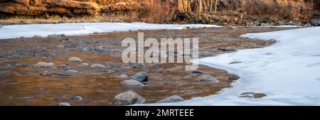 Rivière poudre et falaise de grès près de fort Collins, Colorado, en hiver Banque D'Images