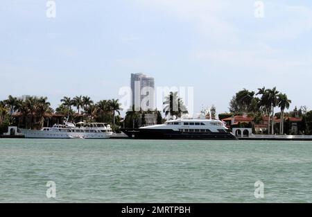 Le lendemain d'Eva Longoria et de la rumeur de nouvel amour, le chanteur espagnol Eduardo Cruz ont été repérés embrassant à bord d'un yacht de luxe, le nouveau couple signalé a été vu à nouveau sur le pont cet après-midi. EVA et Eduardo se sont assis côte à côte tandis qu'ils se sont mis en lunche avec des amis sur le pont sur le bateau de luxe, le même bateau qu'Eva a été vu l'année dernière avec son mari alors, Tony Parker, pendant les temps plus heureux. Miami, Floride. 2/7/11. Miami, FL 2/6/2011. Banque D'Images