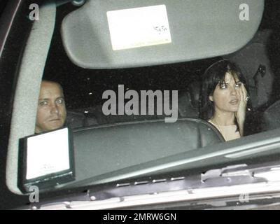 Enceinte Selma Blair et petit ami Jason Bleick attendent dans une voiture à l'extérieur de Siren Studios pour la fête de lancement de Lucky Kids Magazine par Lucky Magazine. Los Angeles, Californie. 04/07/11. Banque D'Images