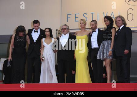 Margaret Sixel, Nicholas Hoult, Zoe Kravitz, réalisateur George Miller, Charlize Theron et Tom Hardy à la première "Mad Max: Fury Road" lors du Festival annuel du film de Cannes 68th qui s'est tenu au Palais des Festivals à Cannes, France. 14 mai 2015. Banque D'Images