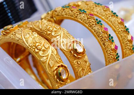 Bracelets colorés indiens exposés dans un magasin local sur un marché de Pune, en Inde, ces bracelets sont fabriqués en verre utilisé comme accessoires de beauté par des femmes indiennes Banque D'Images