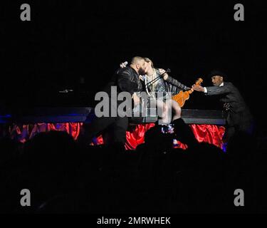 Madonna se produit en direct lors de son Rebel Heart Tour à l'American Airlines Arena de Miami, en Floride. Madonna, qui a fait 5 changements de costume, a chanté 'Don't Cry for Me Argentina' pour la première fois cette tournée. Elle a déclaré que c'était son spectacle de 60th. La chanteuse a également amené sa fille Mercy sur scène et a dansé avec elle pendant que la foule chantait Joyeux anniversaire. C'était l'anniversaire de Mercy en 10th. DJ Khalid rejoint plus tard Madonna sur scène et lui donne des diamants et de l'argent. 23rd janvier 2016. Banque D'Images