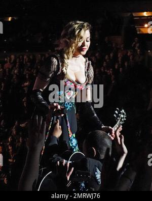 Madonna se produit en direct lors de son Rebel Heart Tour à l'American Airlines Arena de Miami, en Floride. Madonna, qui a fait 5 changements de costume, a chanté 'Don't Cry for Me Argentina' pour la première fois cette tournée. Elle a déclaré que c'était son spectacle de 60th. La chanteuse a également amené sa fille Mercy sur scène et a dansé avec elle pendant que la foule chantait Joyeux anniversaire. C'était l'anniversaire de Mercy en 10th. DJ Khalid rejoint plus tard Madonna sur scène et lui donne des diamants et de l'argent. 23rd janvier 2016. Banque D'Images