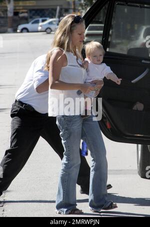 Exclusif !! On dirait que la femme de Tobey Maguire Jennifer et sa fille Ruby ont passé une petite fille à magasiner aujourd'hui. Jennifer a quitté le magasin de vêtements de designer Marni portant la jolie fille du couple qui sera une en novembre. Los Angeles, Californie, 10/06/07. Banque D'Images