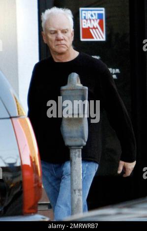 EXCLUSIF !! L'acteur Malcolm McDowell, son épouse Kelly et son fils, visitent un magasin d'antiquités et de bijoux de domaine à Beverly Hills. McDowell est allé plusieurs fois de sa voiture au magasin avant de prendre Kelly à l'intérieur. Los Angeles, Californie. 11/17/09. Banque D'Images
