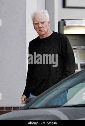 - EXCLUSIF!! L'acteur Malcolm McDowell, son épouse Kelly et son fils, visitent un magasin d'antiquités et de bijoux de domaine à Beverly Hills. McDowell est allé plusieurs fois de sa voiture au magasin avant de prendre Kelly à l'intérieur. Los Angeles, Californie. 11/17/09. Banque D'Images