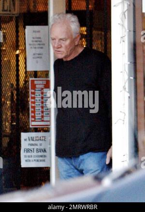 - EXCLUSIF!! L'acteur Malcolm McDowell, son épouse Kelly et son fils, visitent un magasin d'antiquités et de bijoux de domaine à Beverly Hills. McDowell est allé plusieurs fois de sa voiture au magasin avant de prendre Kelly à l'intérieur. Los Angeles, Californie. 11/17/09. Banque D'Images