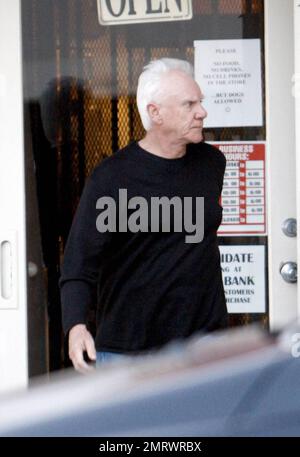 - EXCLUSIF!! L'acteur Malcolm McDowell, son épouse Kelly et son fils, visitent un magasin d'antiquités et de bijoux de domaine à Beverly Hills. McDowell est allé plusieurs fois de sa voiture au magasin avant de prendre Kelly à l'intérieur. Los Angeles, Californie. 11/17/09. Banque D'Images