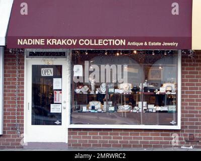 - EXCLUSIF!! L'acteur Malcolm McDowell, son épouse Kelly et son fils, visitent un magasin d'antiquités et de bijoux de domaine à Beverly Hills. McDowell est allé plusieurs fois de sa voiture au magasin avant de prendre Kelly à l'intérieur. Los Angeles, Californie. 11/17/09. Banque D'Images