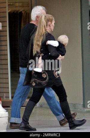 - EXCLUSIF!! L'acteur Malcolm McDowell, son épouse Kelly et son fils, visitent un magasin d'antiquités et de bijoux de domaine à Beverly Hills. McDowell est allé plusieurs fois de sa voiture au magasin avant de prendre Kelly à l'intérieur. Los Angeles, Californie. 11/17/09. Banque D'Images