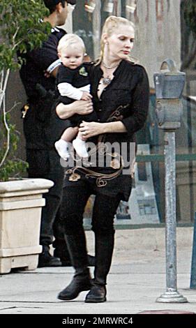 - EXCLUSIF!! L'acteur Malcolm McDowell, son épouse Kelly et son fils, visitent un magasin d'antiquités et de bijoux de domaine à Beverly Hills. McDowell est allé plusieurs fois de sa voiture au magasin avant de prendre Kelly à l'intérieur. Los Angeles, Californie. 11/17/09. Banque D'Images