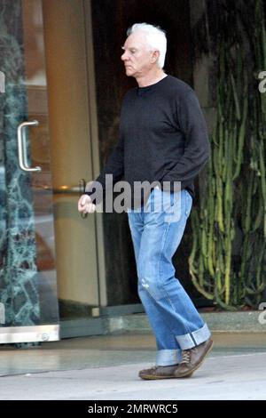 - EXCLUSIF!! L'acteur Malcolm McDowell, son épouse Kelly et son fils, visitent un magasin d'antiquités et de bijoux de domaine à Beverly Hills. McDowell est allé plusieurs fois de sa voiture au magasin avant de prendre Kelly à l'intérieur. Los Angeles, Californie. 11/17/09. Banque D'Images