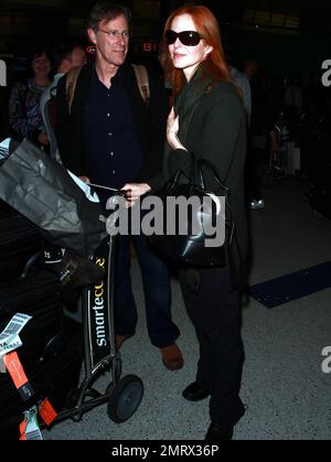 Le mari de Marcia Cross, Tom Mahoney, marche avec son bras autour d'elle tandis que les deux se rendent dans un terminal à LAX après un vol. Les deux avaient l'air d'un couple heureux alors qu'ils se sont rendus à l'aéroport. Cross' série 'Desperate Housewives' vient juste d'arriver à une fin Los Angeles, Californie. 21st mai 2012. Banque D'Images