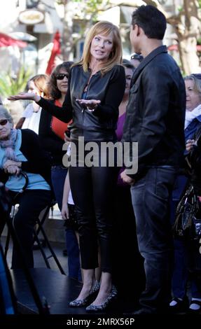 Marg Helgenberger, star de l'enquête sur la scène du crime, porte un pantalon en cuir noir et une veste assortie sur un haut bleu lorsqu'elle est interviewée par Mario Lopez au Grove. Marg a reçu sa star hier sur le Hollywood Walk of Fame. Los Angeles, Californie. 24th janvier 2012. Banque D'Images