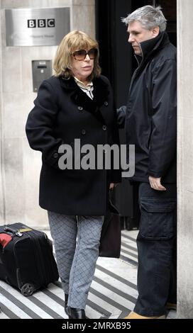 Marianne Faithfull, une icône âgée de 60s ans, qui a tourné 64 ans sur 29 décembre, quitte la BBC radio 2 avec hésitation après avoir découvert des photographes en attente à l'extérieur du bâtiment. Londres, Royaume-Uni. 2/17/11. Banque D'Images