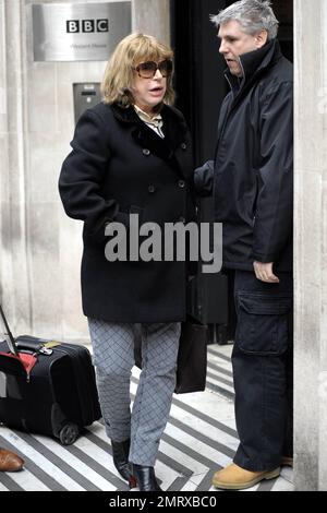 Marianne Faithfull, une icône âgée de 60s ans, qui a tourné 64 ans sur 29 décembre, quitte la BBC radio 2 avec hésitation après avoir découvert des photographes en attente à l'extérieur du bâtiment. Londres, Royaume-Uni. 2/17/11. Banque D'Images